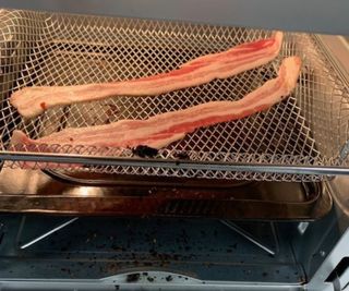 Bacon in the HYSapientia 15L Air Fryer.