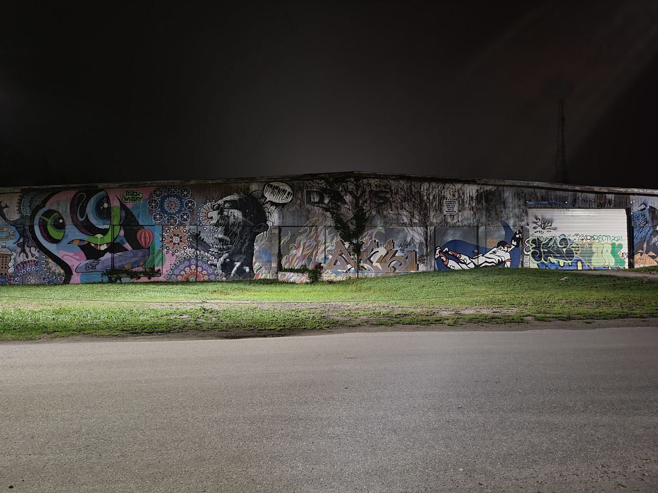 Samsung Galaxy Z Fold 3 nighttime camera sample
