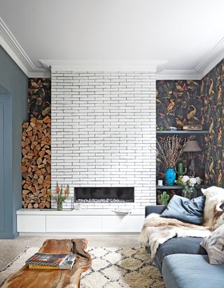 Living room with bleu wallpaper and tiled fireplace