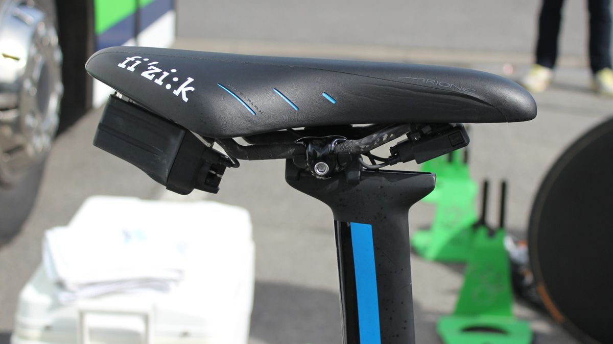 The matching, nose-padded Arione is slammed back, somewhat unusual for a TT bike, with Di2 bits dangling front and rear.
