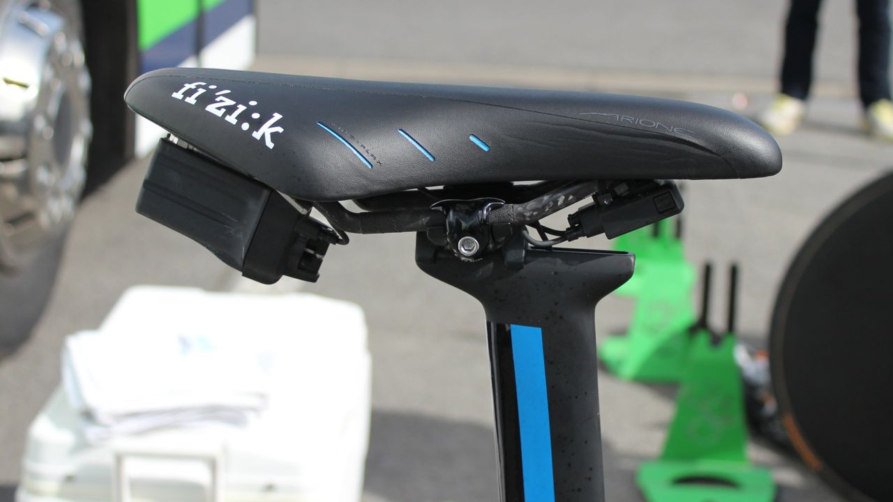 The matching, nose-padded Arione is slammed back, somewhat unusual for a TT bike, with Di2 bits dangling front and rear.