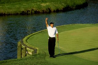 Tiger Woods putt Sawgrass 2001