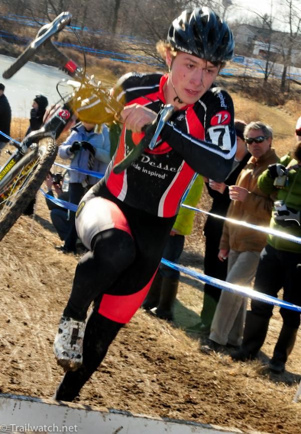 Jeff Bahnson (Van Dessel Factory Team) sprinting over the barriers