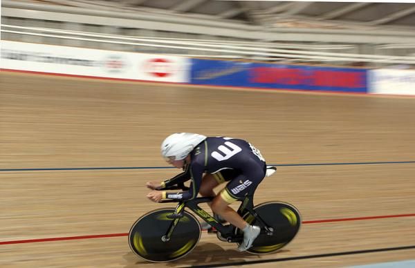 Sarah Kent flies past at the 2010 Australian national track titles