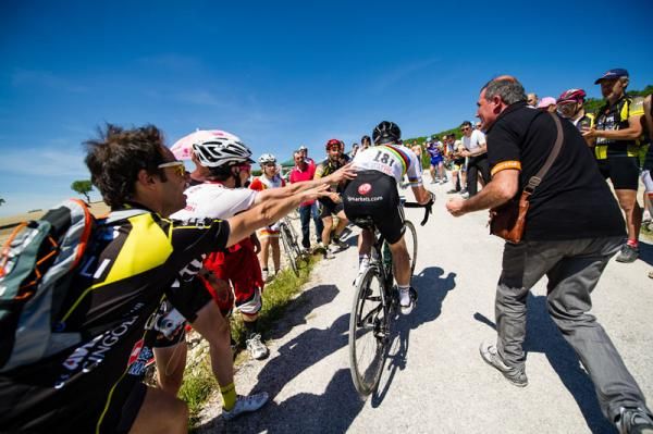 Mark Cavendish takes a friendly push from the devoted home fans