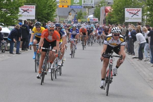 The peloton comes through for its second lap of the closing circuit