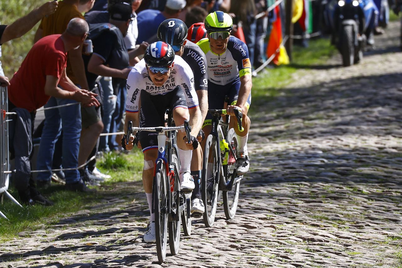 Paris Roubaix 2022 - 119th Edition - Compiegne - Roubaix 257.2 km - 17/04/2022 - Trouee d&acirc;Arenberg - Matej Mohoric (SLO - Bahrain Victorious) - photo Luca Bettini/SprintCyclingAgency&Acirc;&copy;2022