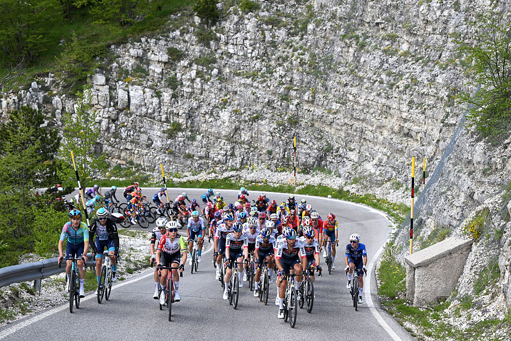 Giro d'Italia stage 11 Live - Breakaway the favourites on mid-mountain stage