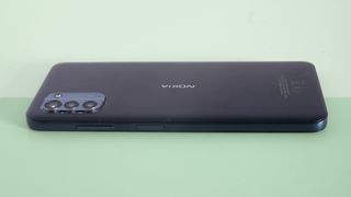 Nokia G21 väärinpäin sivusta kuvattuna