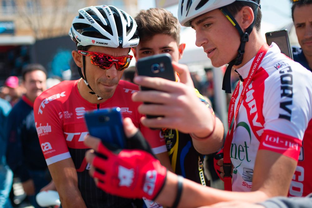 Selfie time for Alberto Contador before the start of stage 1 at Volta Catalunya