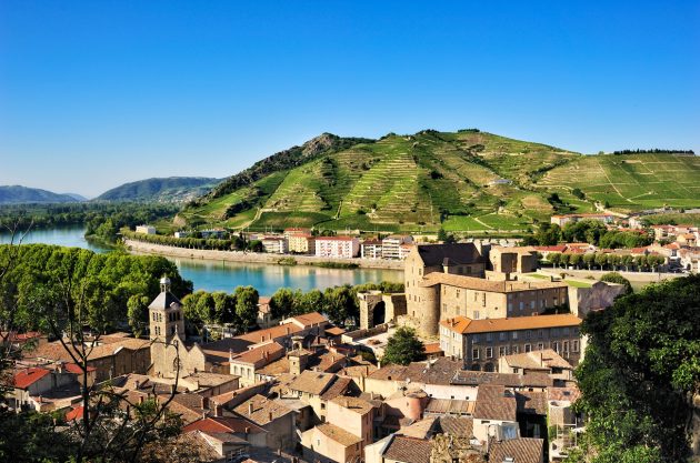 Tournon-sur-Rhone-et-les-coteaux-de-Tain-lHermitage-France.-630x417-1.jpg