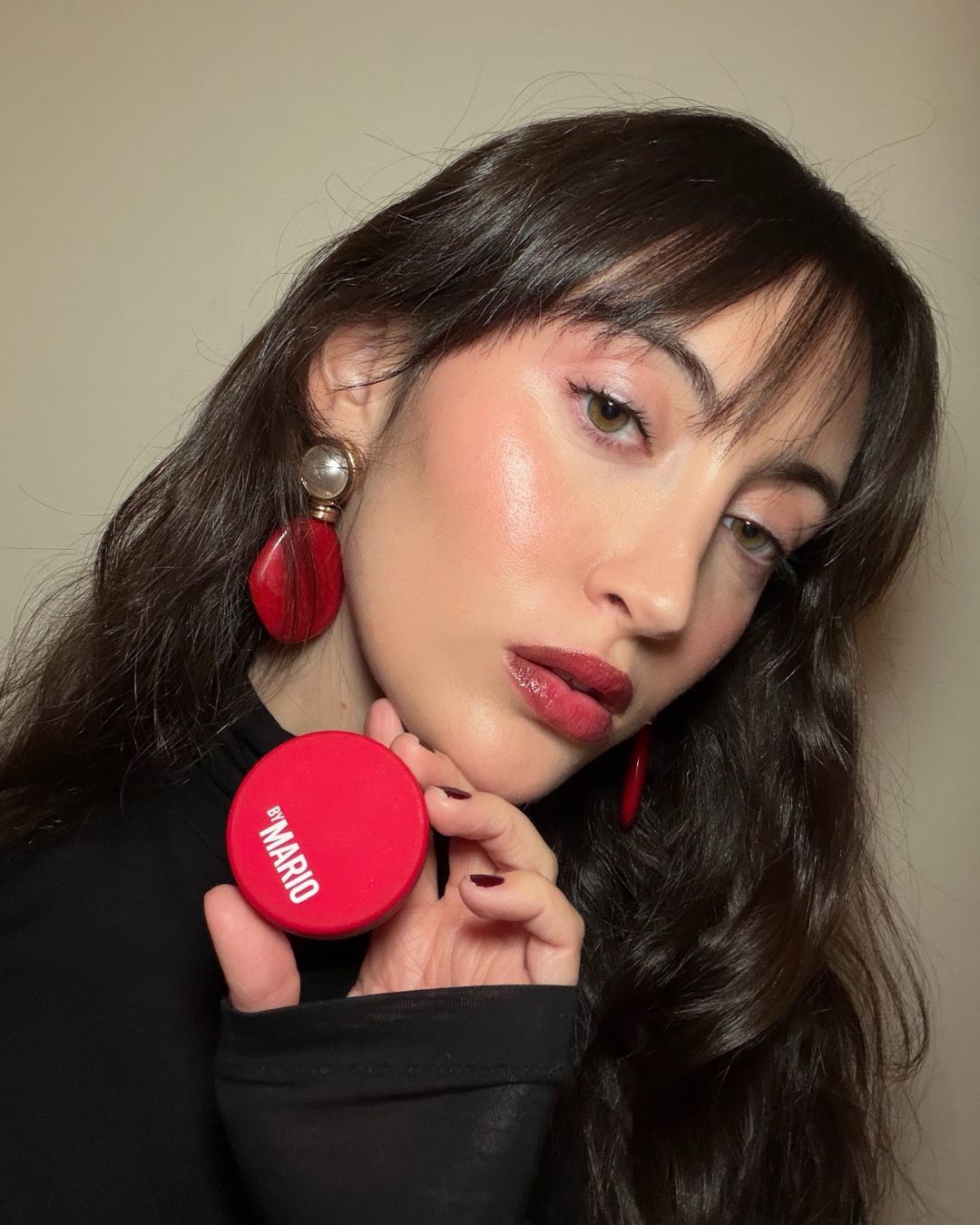 Who What Wear associate beauty editor Alyssa Brascia wearing the Makeup by Mario Jelly Jar in the shade Cherry Pie.