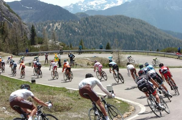 The peloton descending on stage 17 of the Giro d'Italia