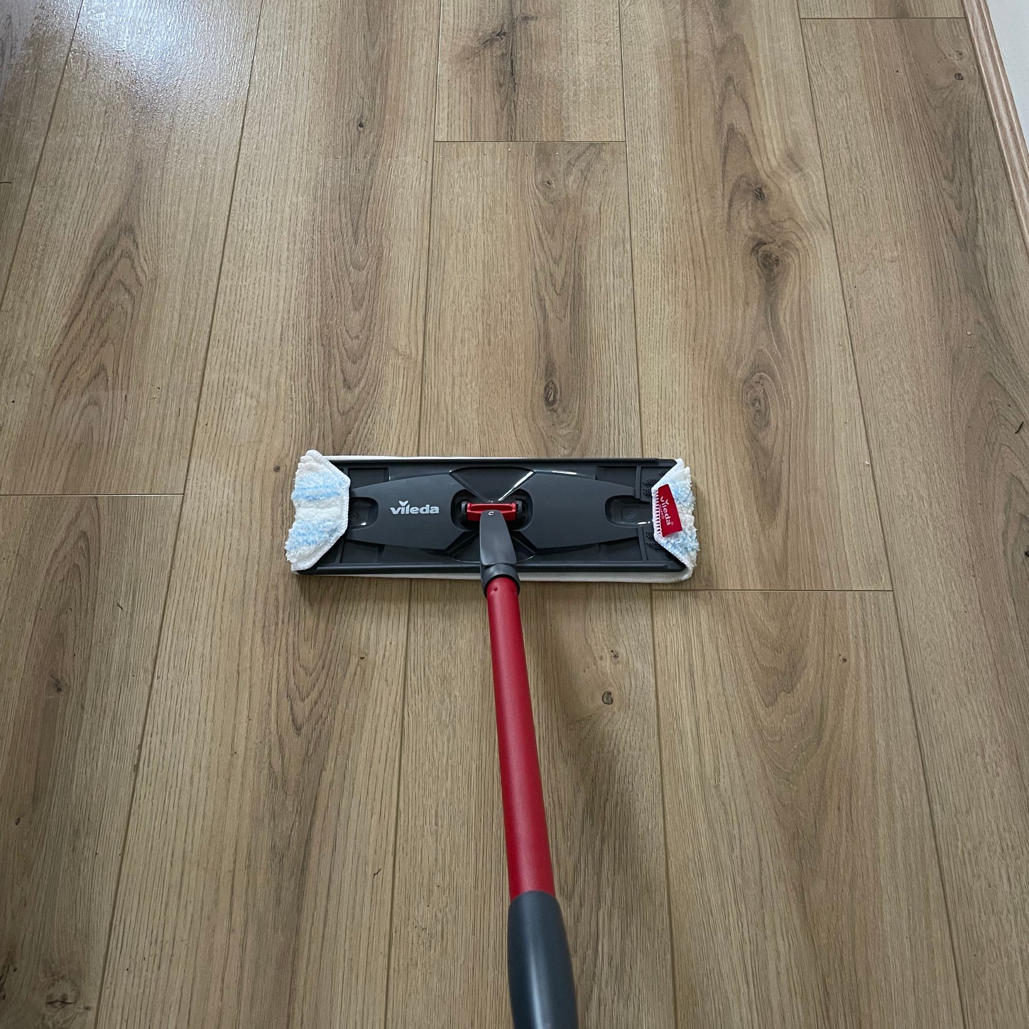 Vileda H2Pro Flat Mop mopping wood-effect flooring