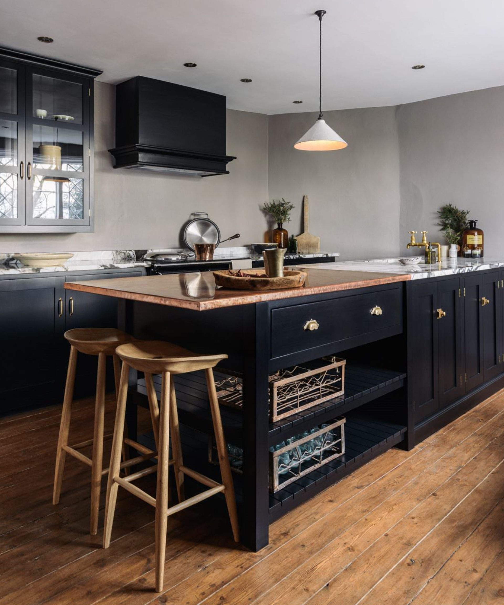 Black deVOL kitchen with island