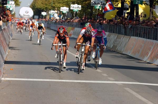 Philippe Gilbert (Silence-Lotto) battles Daniel Moreno (Caisse d'Epargne) to the finish line.