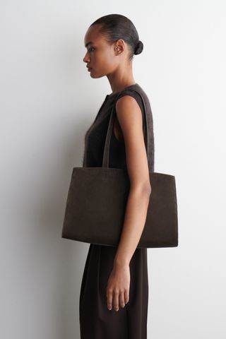 7sNxEHpxzM3LZd4Bk5tsEV-320-80 Cos 'Gallery Tote على وشك أن يكون خريف 2025 لشراء تكنولوجيا المعلومات