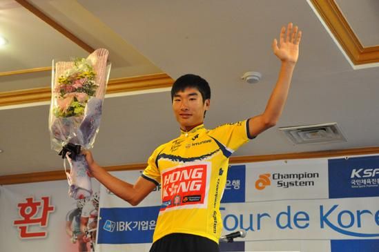 Ki Ho Choi in the leader's jersey