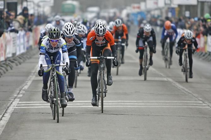 Tiffany Cromwell leads the main chasing group to the line