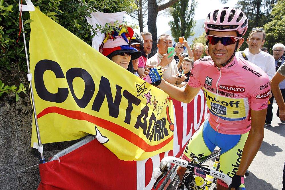 Fans of overall race lead Alberto Contador (Tinkoff-Saxo)