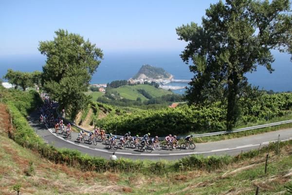 The pelton snakes towards the finish at the 2012 Clasica de San Sebastian