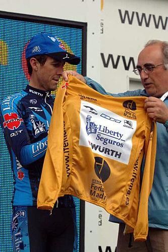 Roberto Heras (Liberty Seguros) tries the jersey on for size
