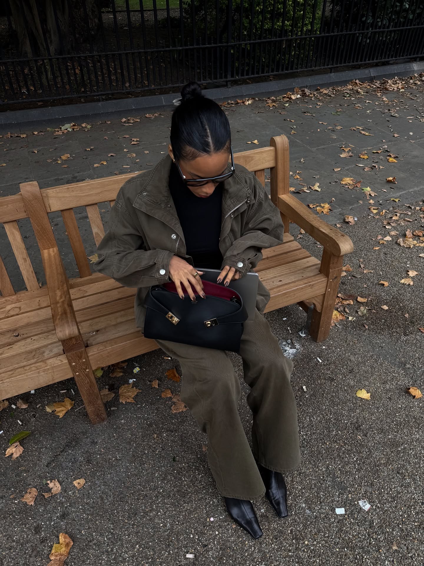 An image of @rochellehumes wearing khaki cargo trousers.