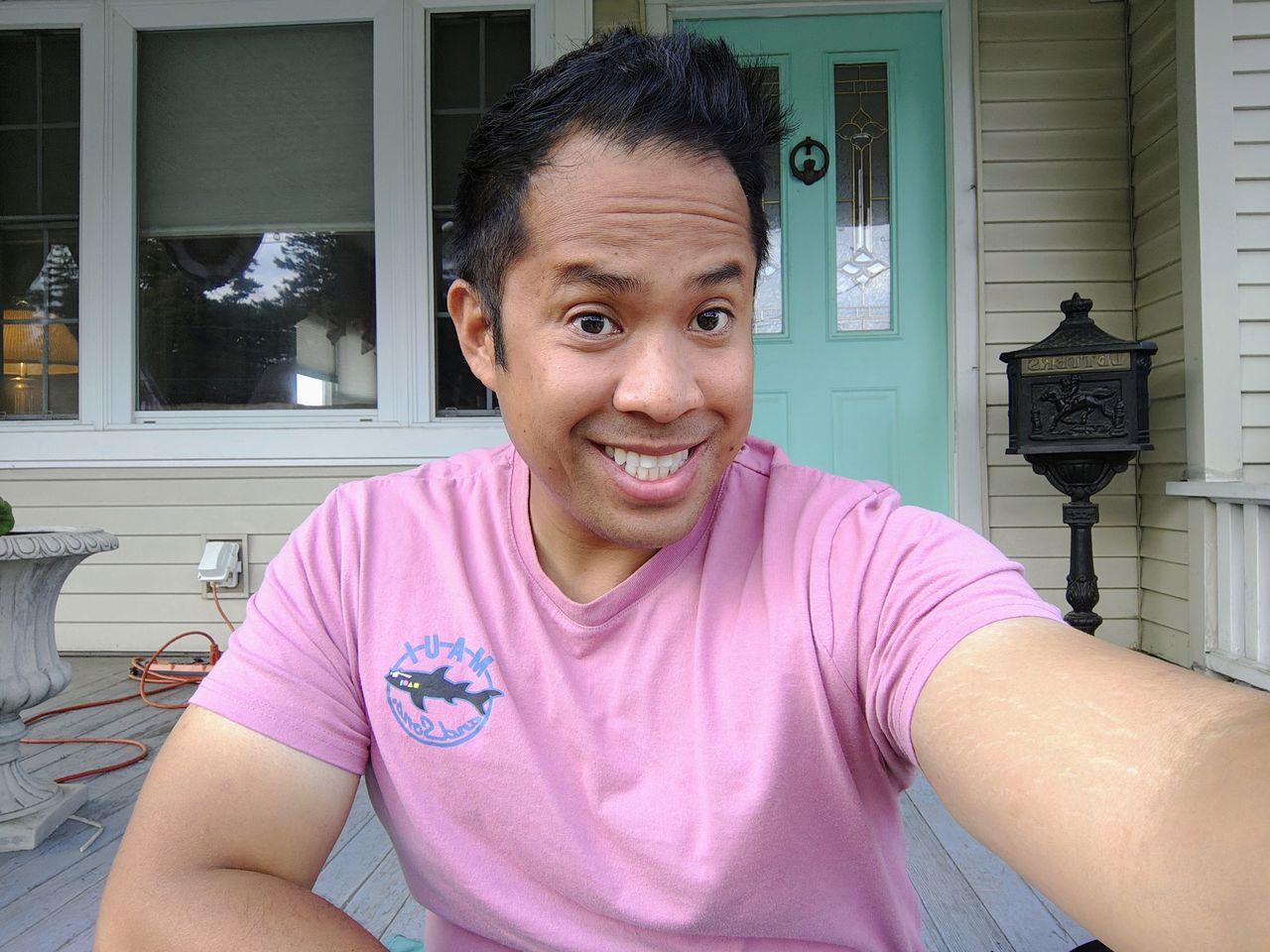 Motorola Razr Plus 2024 selfie sample.