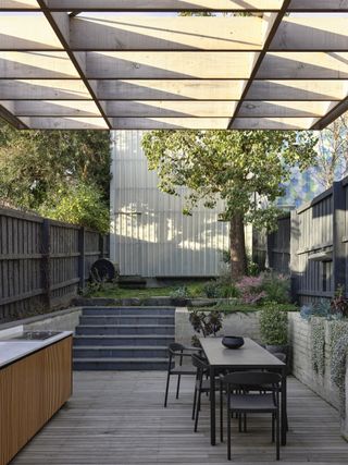Contemporary garden and pergola in melbourne house extension
