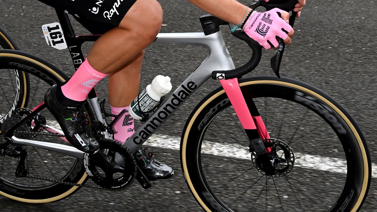 Image shows EF Education&#039;s Alberto Bettiol riding in the Tour Down Under 2023 on the new Cannondale SuperSix Evo 4 race bike