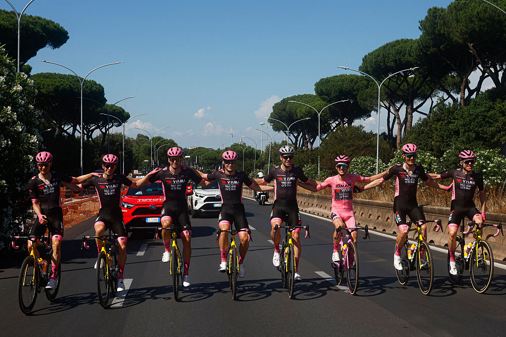 2025 Giro d'Italia stage 21: Visma-Lease a Bike early on stage 21