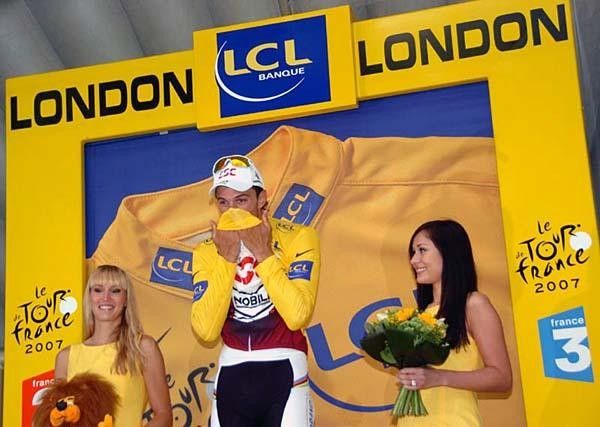 Cancellara kisses the yellow jersey.