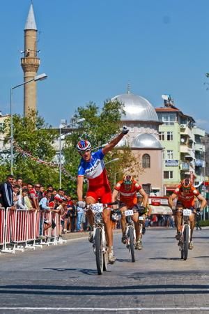 Thomas Diestch wins the sprint ahead of Martin Kiechle and Markus Kaufmann