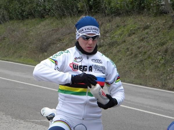 World Champion Tatiana Guderzo stops to refill her bottles
