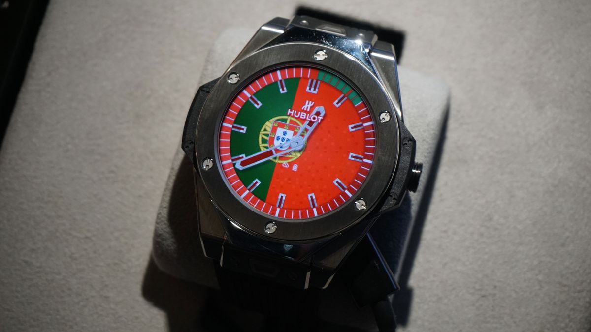 You can choose a variety of flags to make your watch face on the Hublot Big Bang Referee