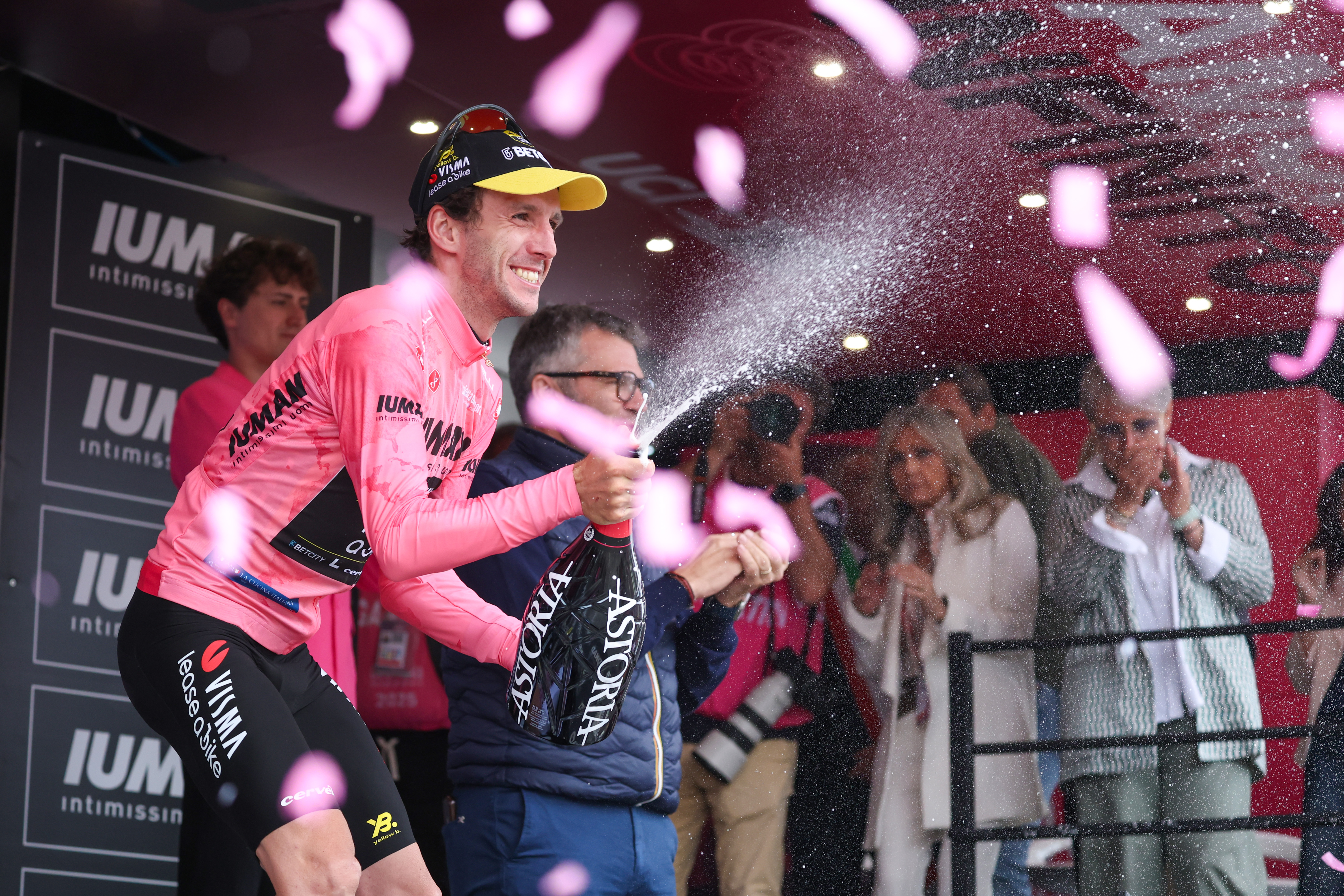 Simon Yates in pink at the Giro d'Italia 2025