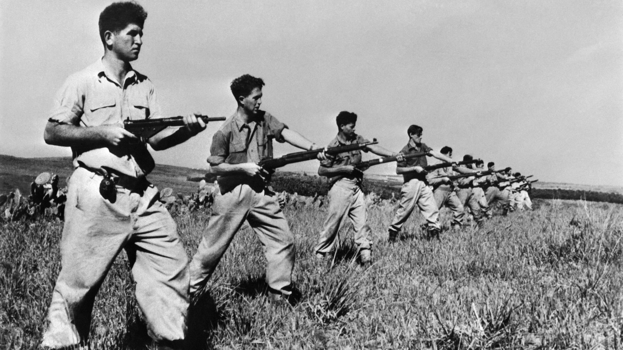 A black and white picture of Israel Defence Forces soldiers in training in 1948