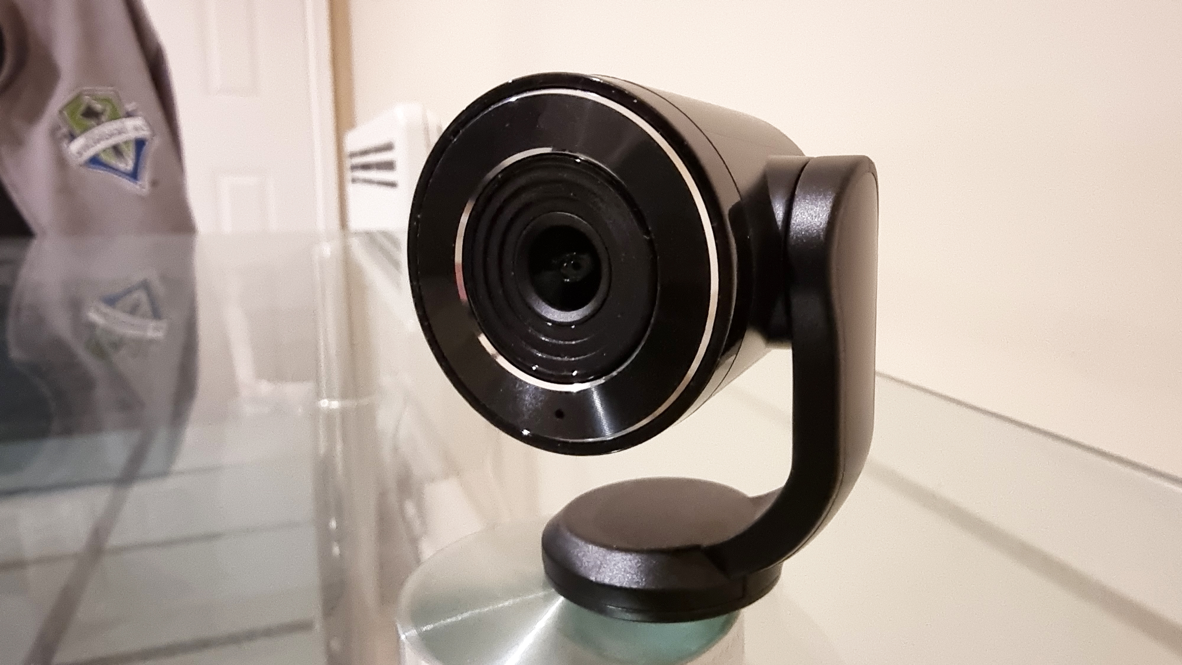 Веб-камера Toucan Pro Streaming с разных ракурсов на столе.