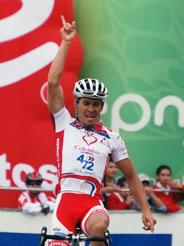Felipe Laverde (Colombia es Pasi&oacute;n-Caf&eacute; de Colombia-472) salutes his stage win.