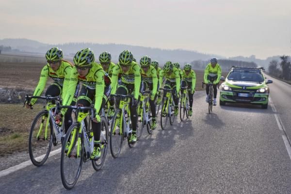 Mario Cipollini observes the pedalling form of MCipollini-Giambenini-Gauss.