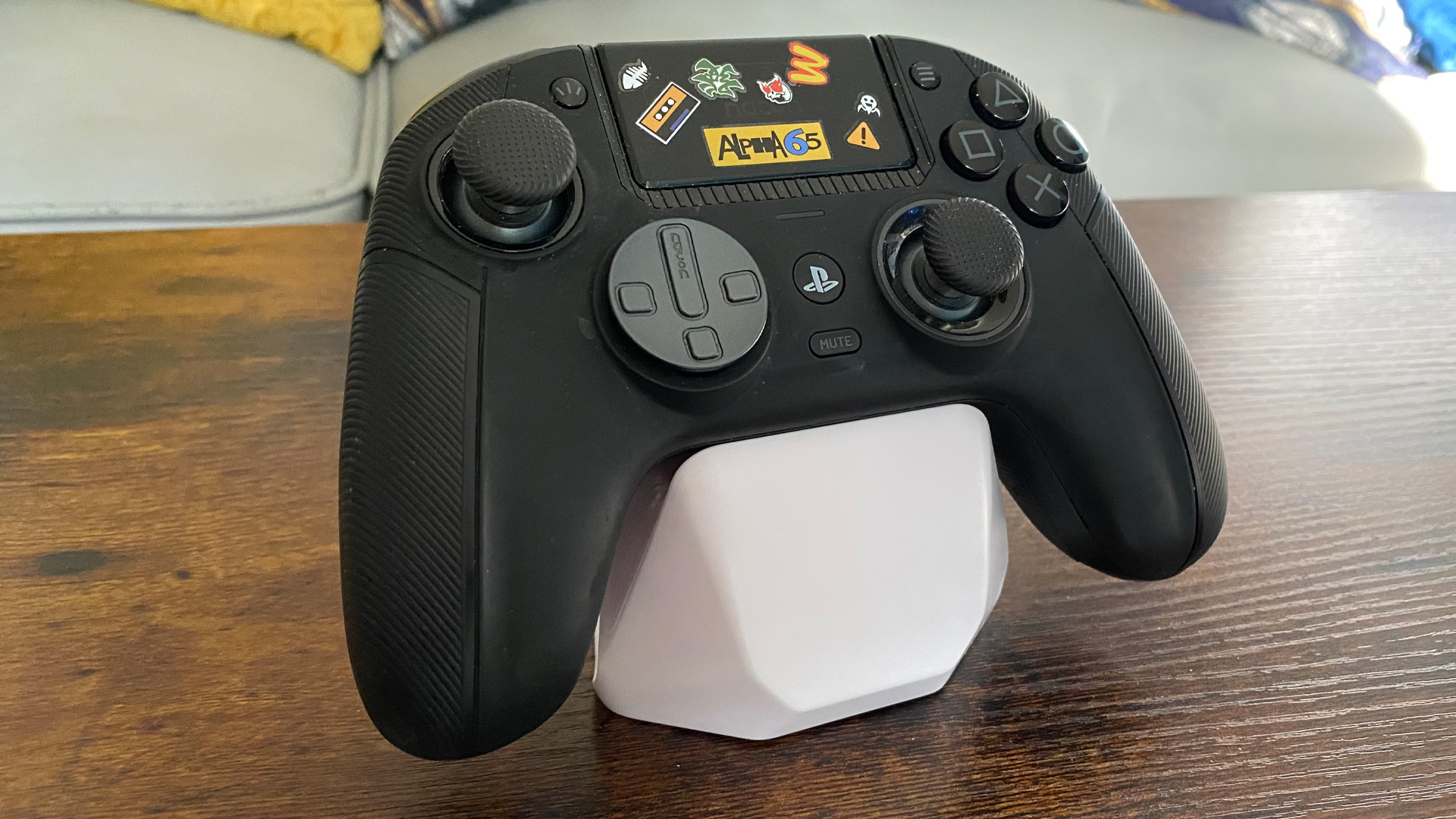 Nacon Revolution 5 Pro Controller روی یک میز سیاه.