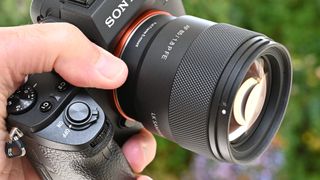 LK Samyang AF 85mm f/1.8 P FE product shot