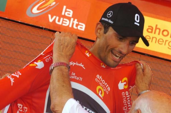 Daniele Bennati (Leopard Trek) puts on the red jersey.