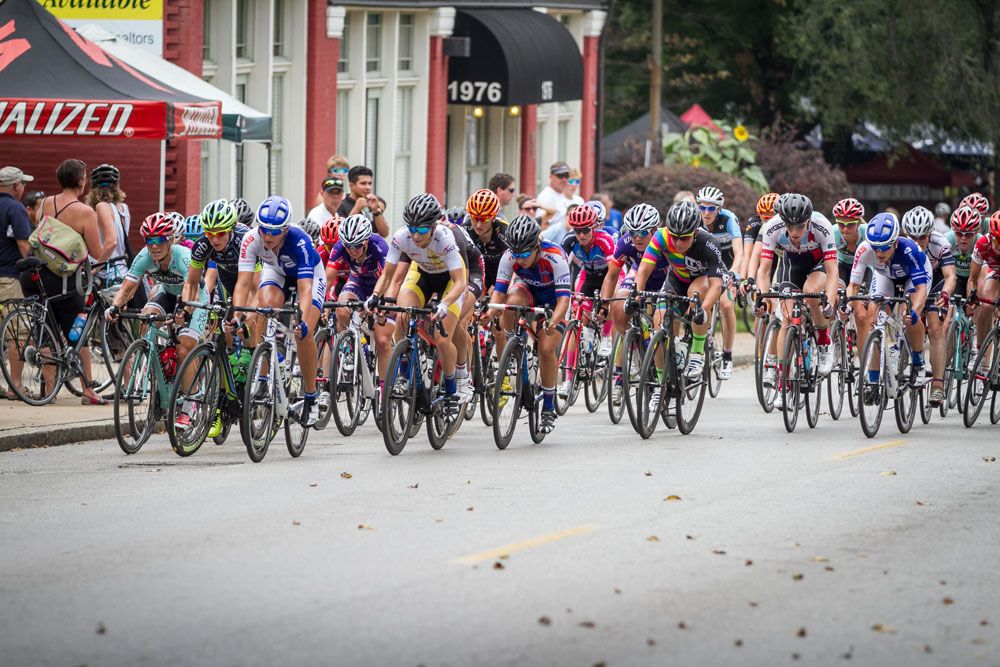 The peloton lets Linda Villumsen (UHC) go