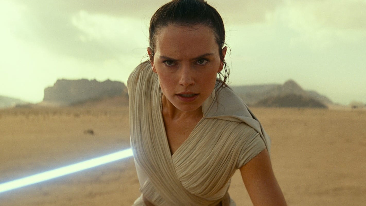Un primer plano de Rey empuñando su sable de luz en Star Wars: The Rise of Skywalker