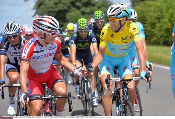Joaquim Rodriguez (Katusha) congratulates Vincenzo NIbali