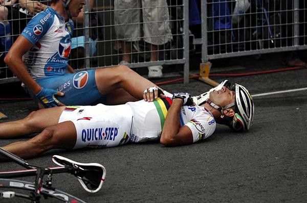 Paolo Bettini (Quickstep-Innergetic) on the ground after the maxi-caduta.