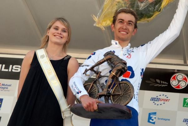 J&eacute;r&eacute;my Roy (Francaise des Jeux) gets a massive trophy for his efforts