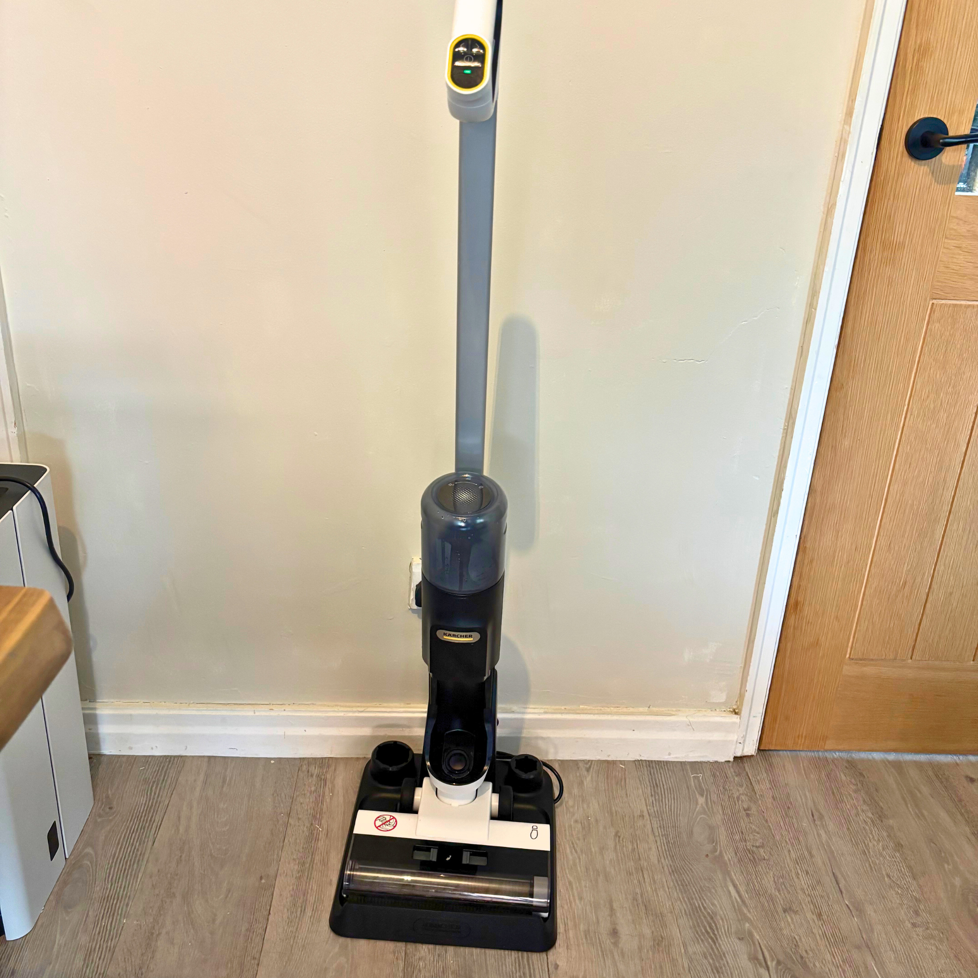 Front view of the Kärcher Floor Cleaner Vacuum FCV 3