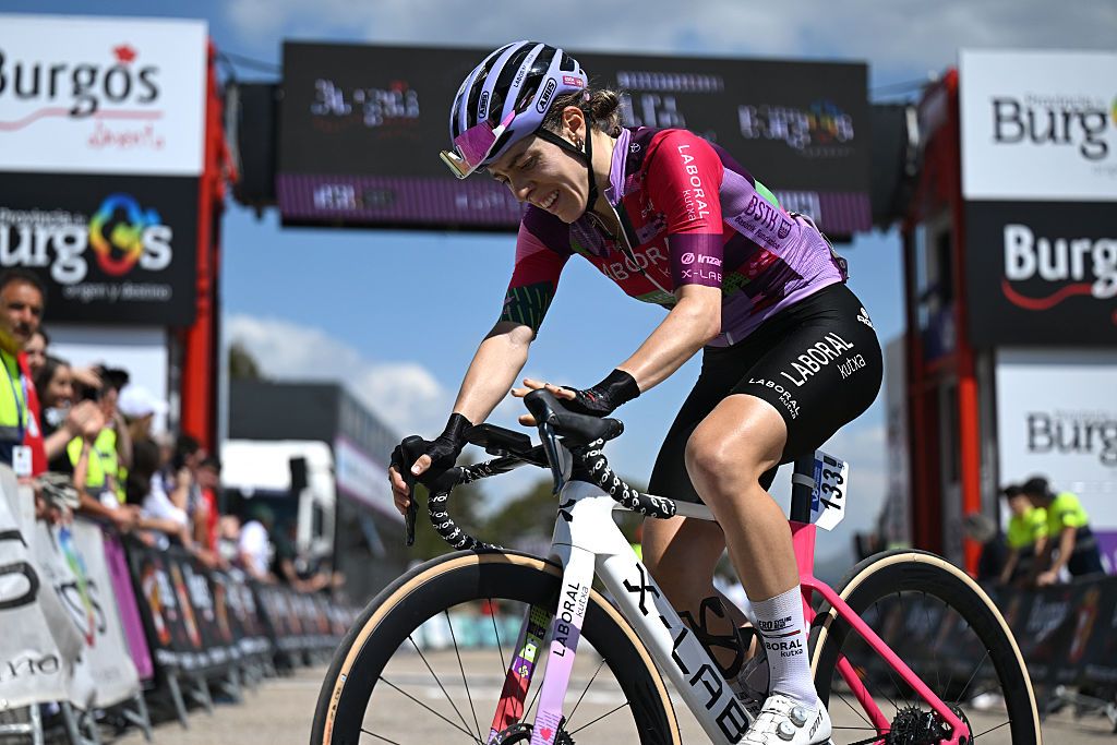 Usoa Ostolaza climbs onto Vuelta a Burgos Féminas podium with comeback ride up Lagunas de Neila climb